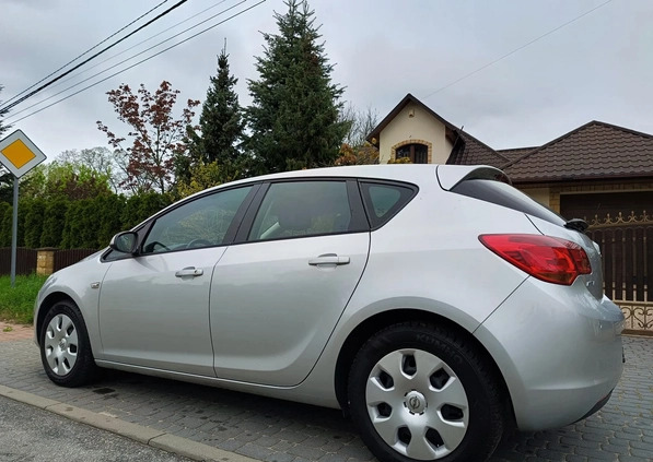 Opel Astra cena 28500 przebieg: 133000, rok produkcji 2010 z Połaniec małe 631